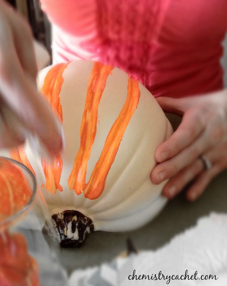DIY shabby chic Step 2 Add another color to creases, then blend