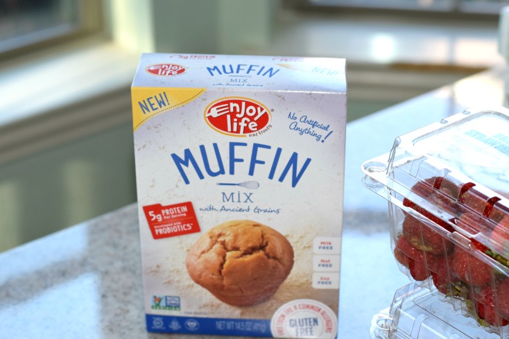 3 ingredient strawberry muffins that are totally allergy friendly! All with @enjoylifefoods muffin mix! Full details on chemistrycachet.com