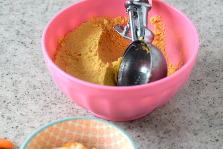 Sweet & Spicy Carrot Hummus Recipe. Perfect for football season! Delicious and healthy carrot hummus on chemistrycachet.com