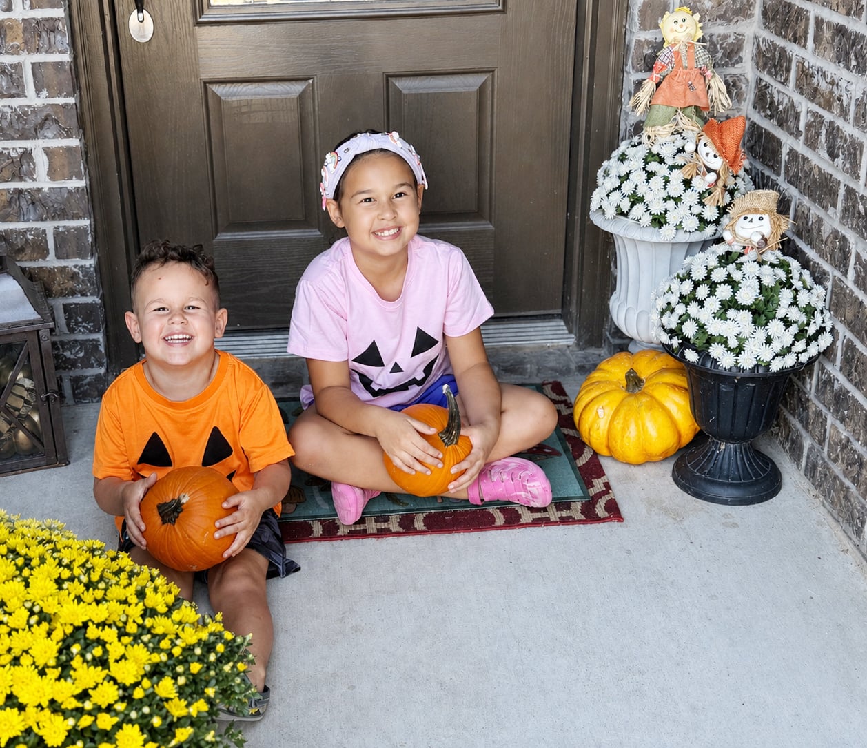 white mums and pumpkins