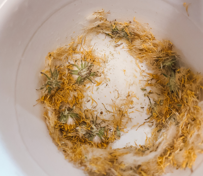 crushed dried dandelion flowers